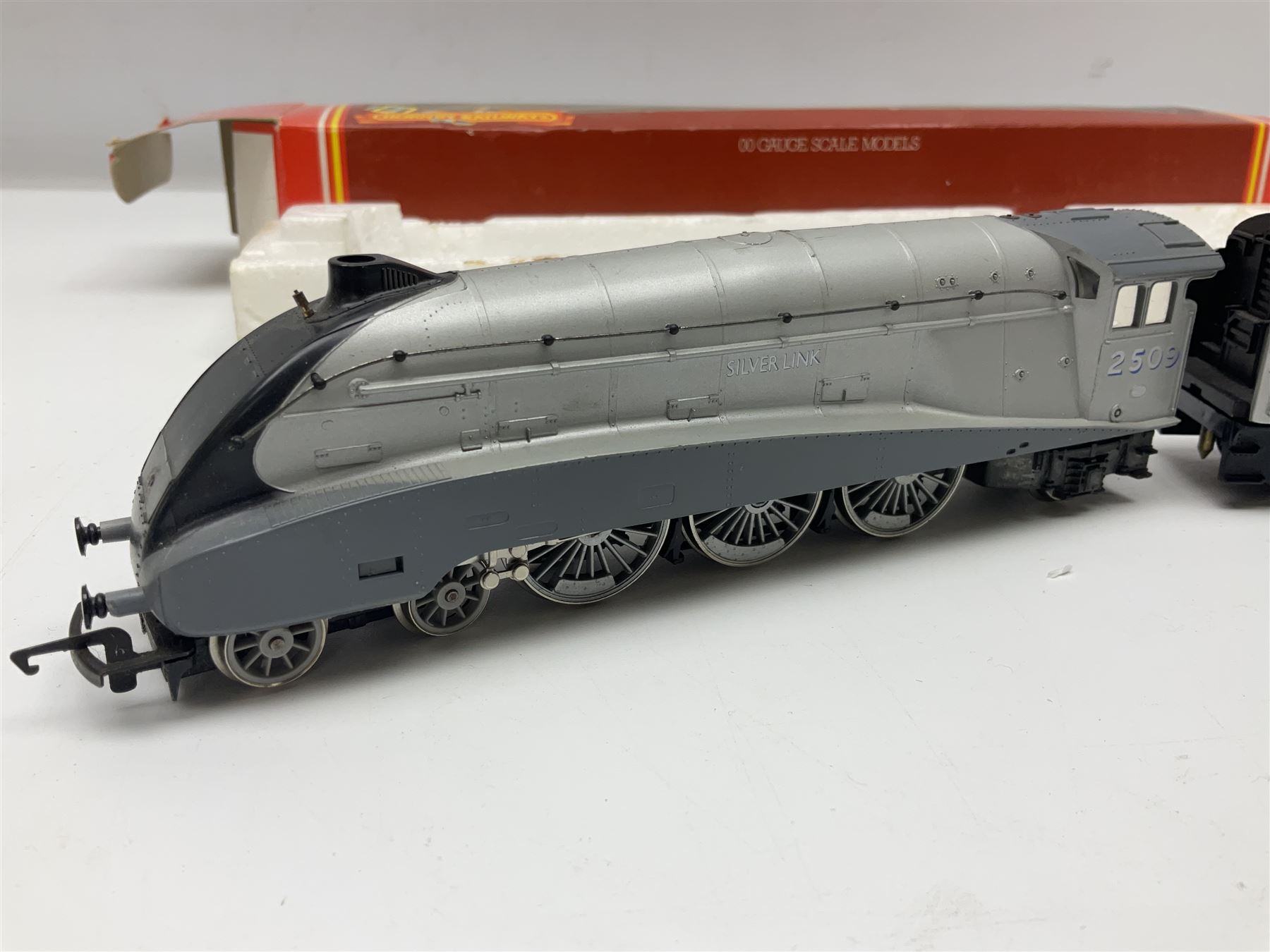 Hornby '00' gauge - Class A4 4-6-2 locomotive 'Silver Link' No