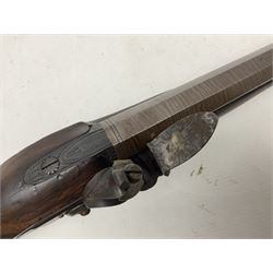 Early 19th century 16-bore flintlock single barrel travelling pistol, the 21.5cm stub twist octagonal barrel with two barrel pins and ramrod under, engraved lock plate with roller frizzen, engraved trigger guard with pineapple finial, walnut stoock with chequered grip L40cm overall