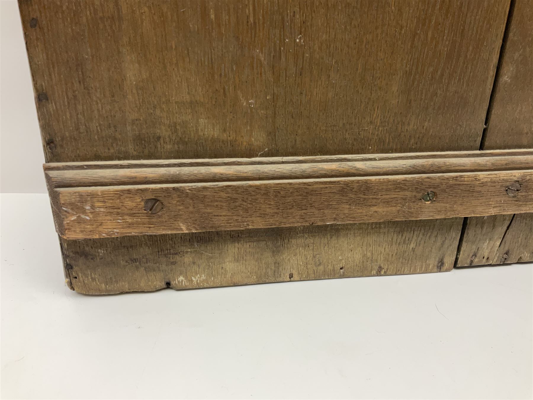 George III oak spoon rack and candle box, the rectangular backplate with shaped  pediment and two six aperture spoon racks, above a candlebox with hinged cover, with various brass spoons and a pair of brass candle snuffers, H56.5cm, W35cm, D14cm 