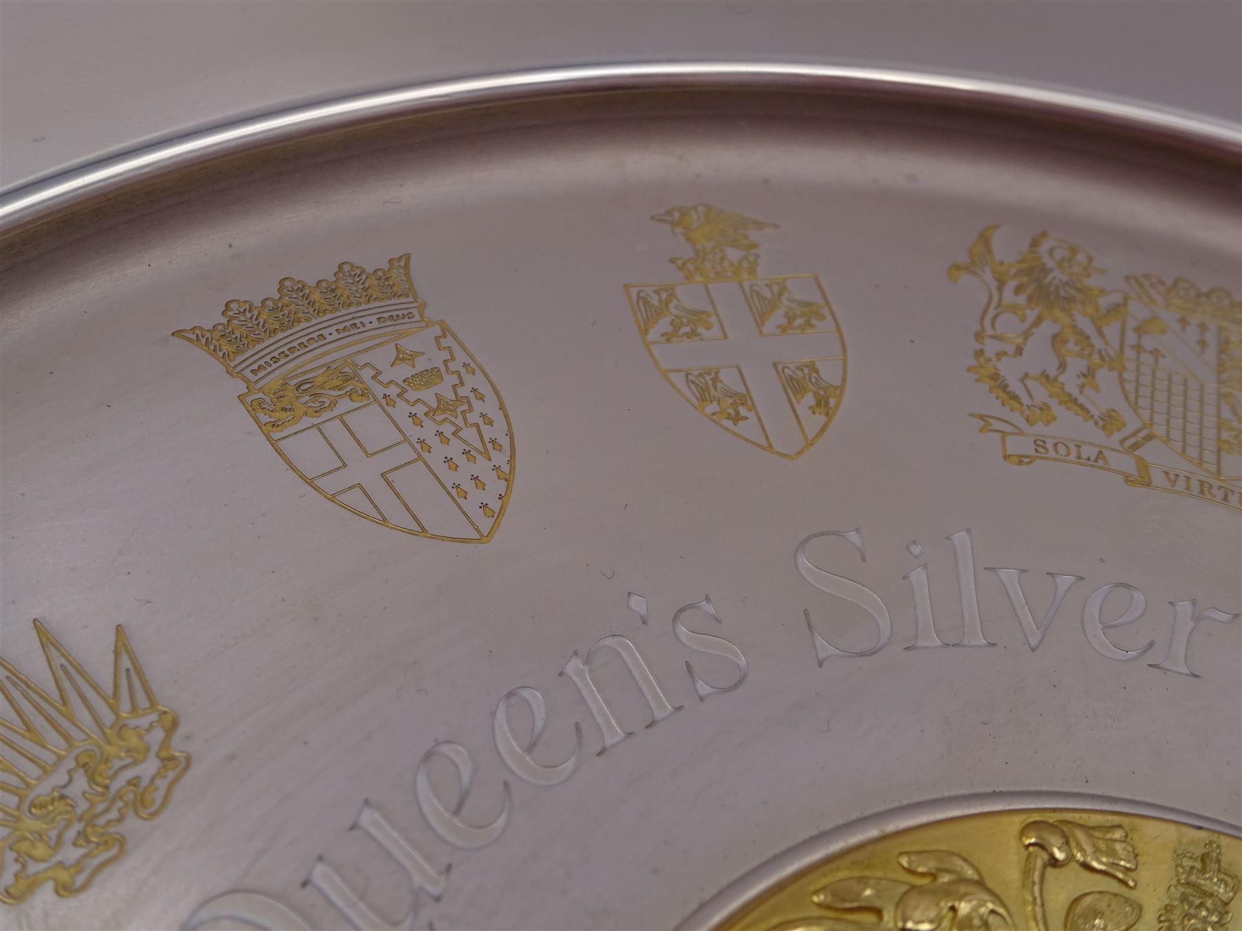 Modern limited edition silver The College of Arms plate to commemorate the The Queen's Silver Jubilee, the plain circular plate with central 24ct gold plated plaque depicting the Royal Arms, bordered by engravings of The College of Arms and the Kings Arms etc, by Danbury Mint, hallmarked Yorkshire Mint, Birmingham 1977, number 350/2500, in original fitted box with paperwork, D26,5cm, 