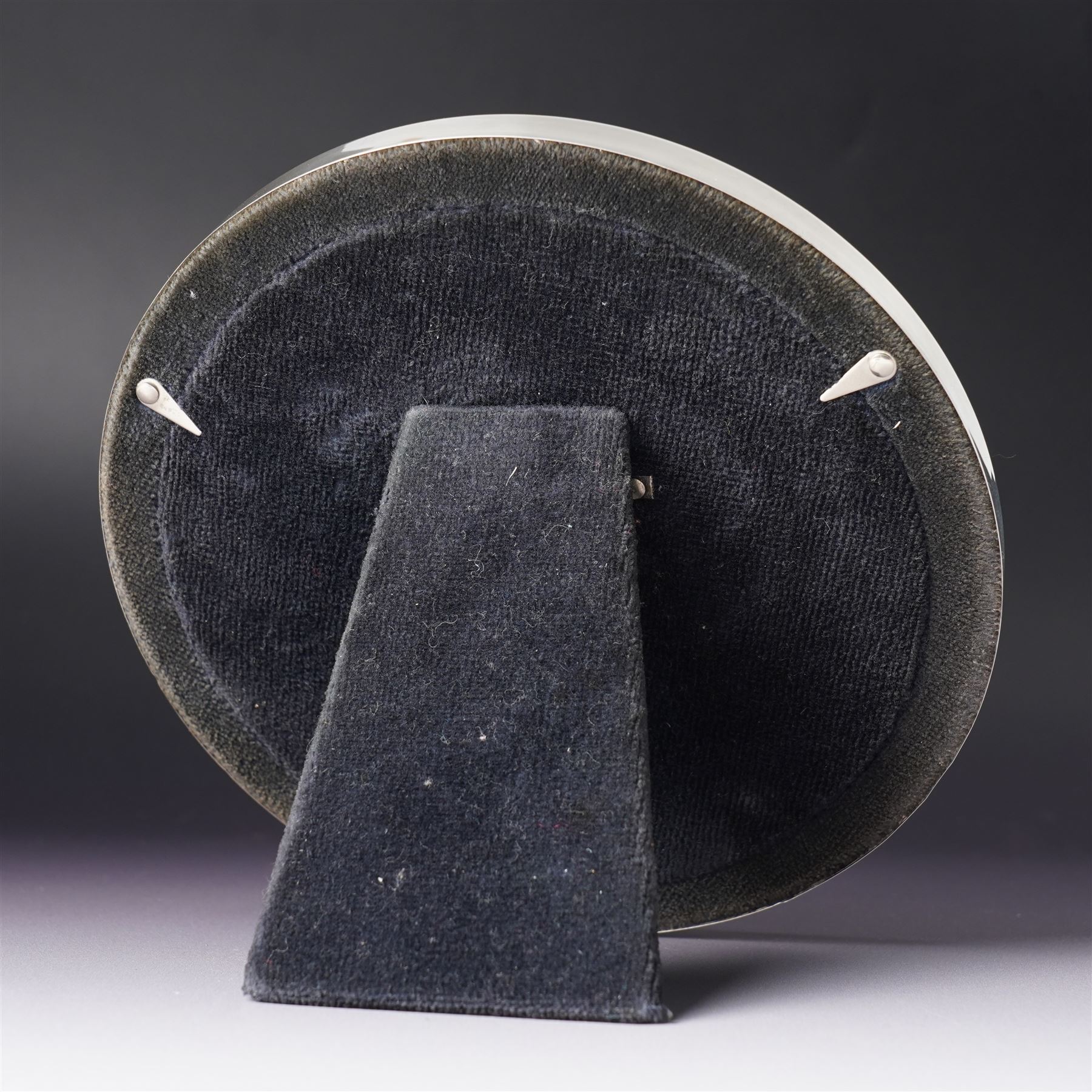 Pair of silver circular photograph frames on easel stands, aperture 12cm Sheffield 1986 and 1990 Maker Laurence Watson & Co