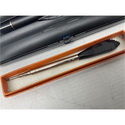 Sheaffer Targa 676 gilt feather pattern slimline fountain pen, together with seven propelling pencils to include a The Conway No 22 example, cased Parker fountain pen, Parker Duofold fountain pen, two boxed Buckingham Palace enamel ballpoint pens etc