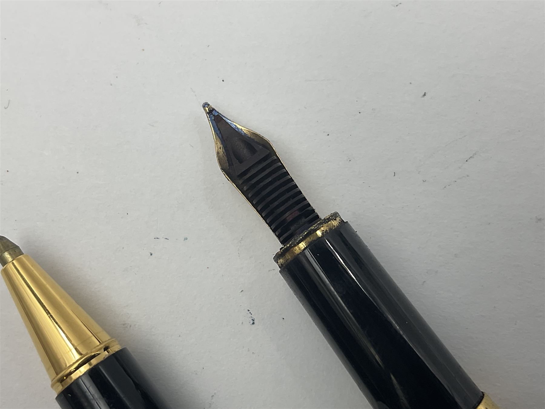 Montblanc Noblesse Oblige fountain pen, the maroon barrel and cap with gilt clip and mounts and nib stamped 585 14K/ct, together with a matching ballpoint pen, largest L14cm (2)