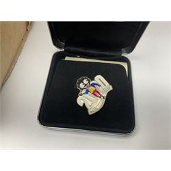Large collection of Robertson's Golly memorabilia including badges, seven band figures, ceramics, toast racks etc