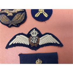 Quantity of WW1 and later Royal Navy and RAF cloth and metal badges and insignia