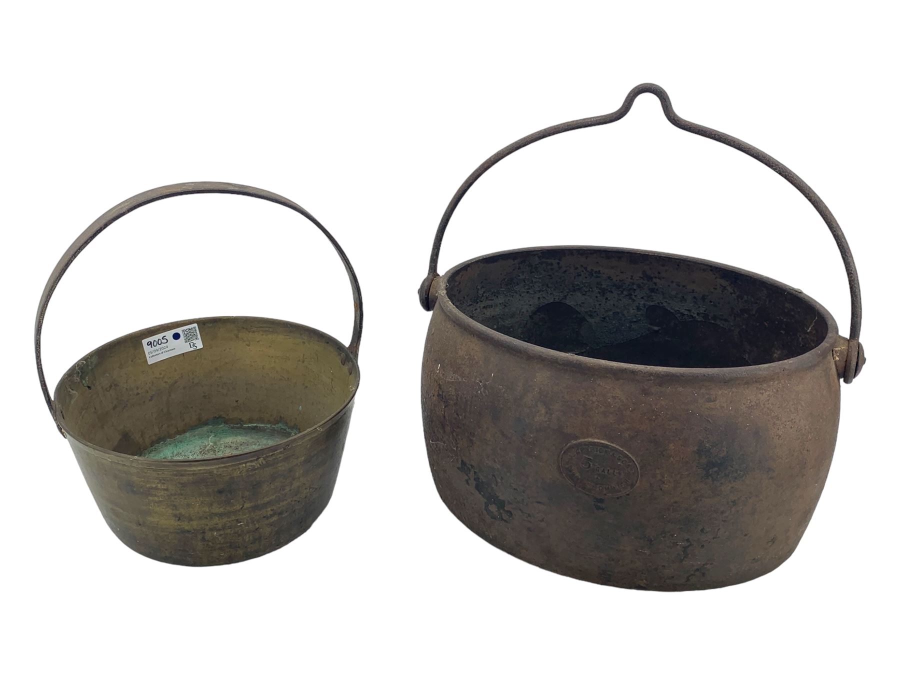 Kenrick & Sons five gallon cast iron cooking pot, together with a brass preserve pan (2)