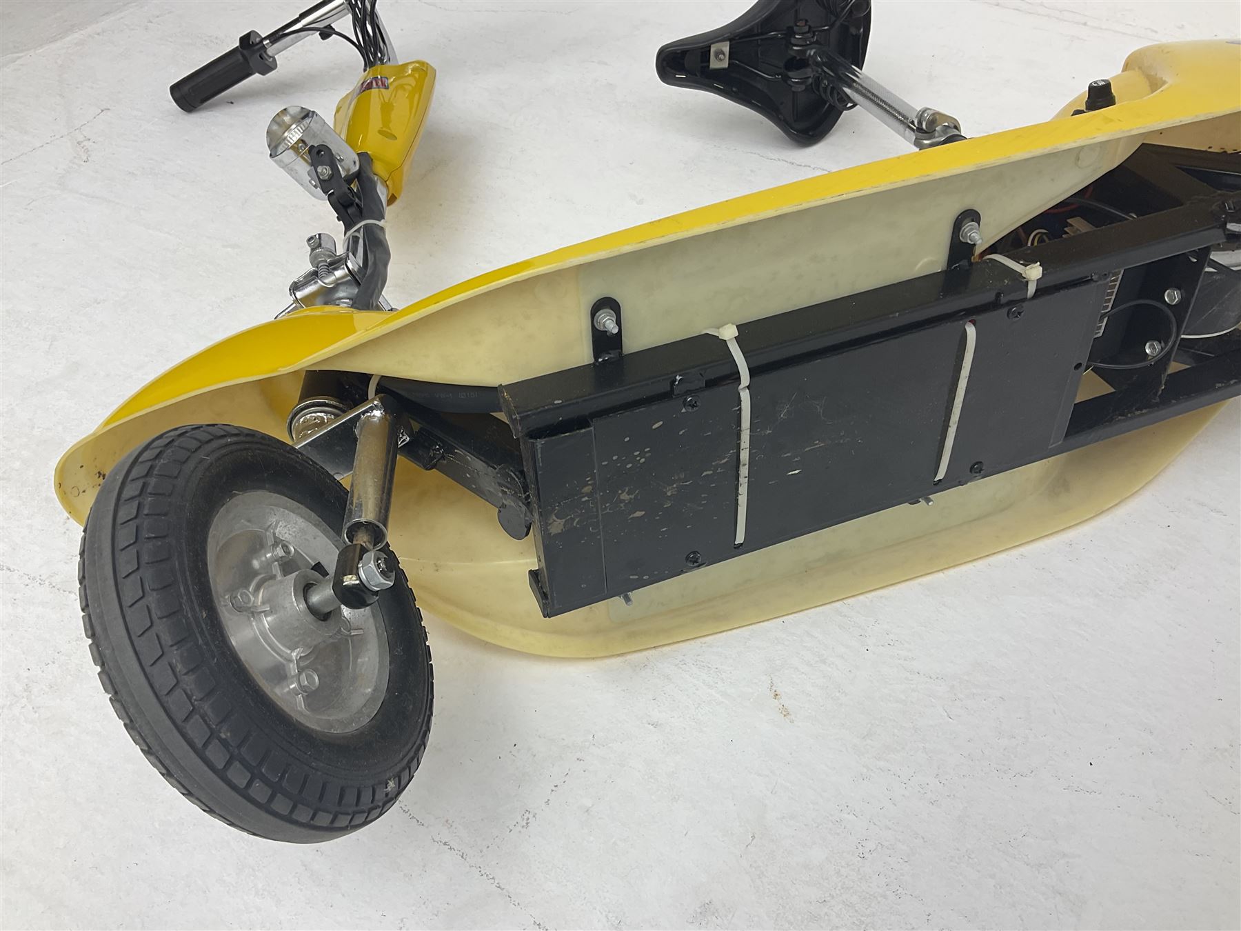 E-Scooter yellow electric 2-wheel scooter with seat and charger L106cm