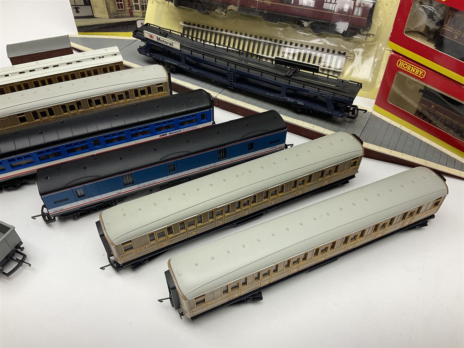 Tri-ang/Hornby '00' gauge - RS.606 Express Goods Set; boxed; eleven passenger coaches and twelve goods wagons (some boxed) by Hornby, Lima etc; and boxed Hornby Skaledale Station Building with platform