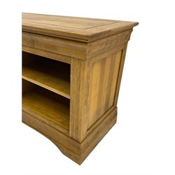 Light oak side cabinet/television stand, fitted with open shelves and single cupboard