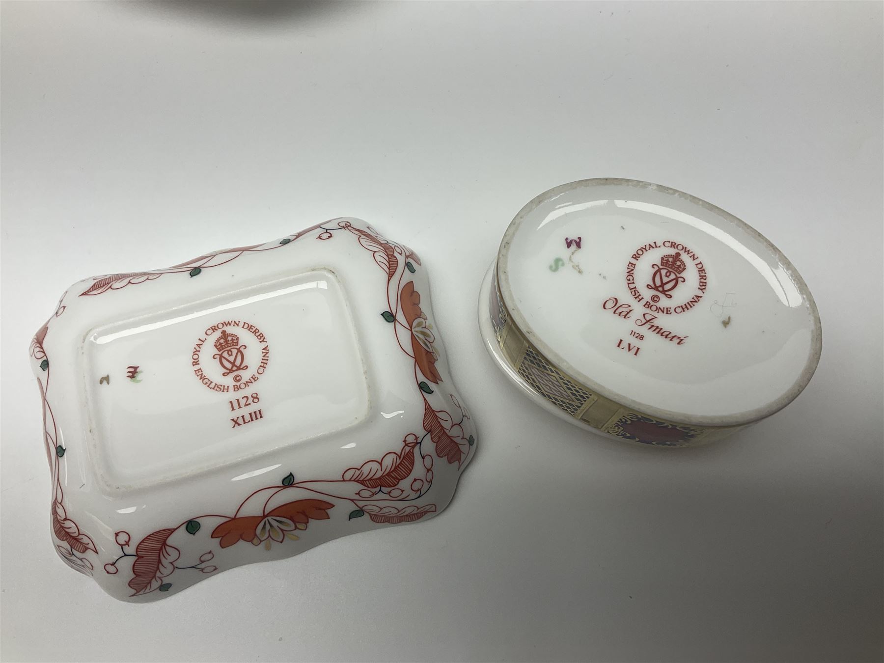 Collection of Royal Crown Derby Old Imari pattern no. 1128, comprising footed trinket dish, covered trinket box and three other trinket dishes 