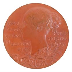 Queen Victoria 1897 bronze commemorative medallion, in tooled red case with gilt detailing