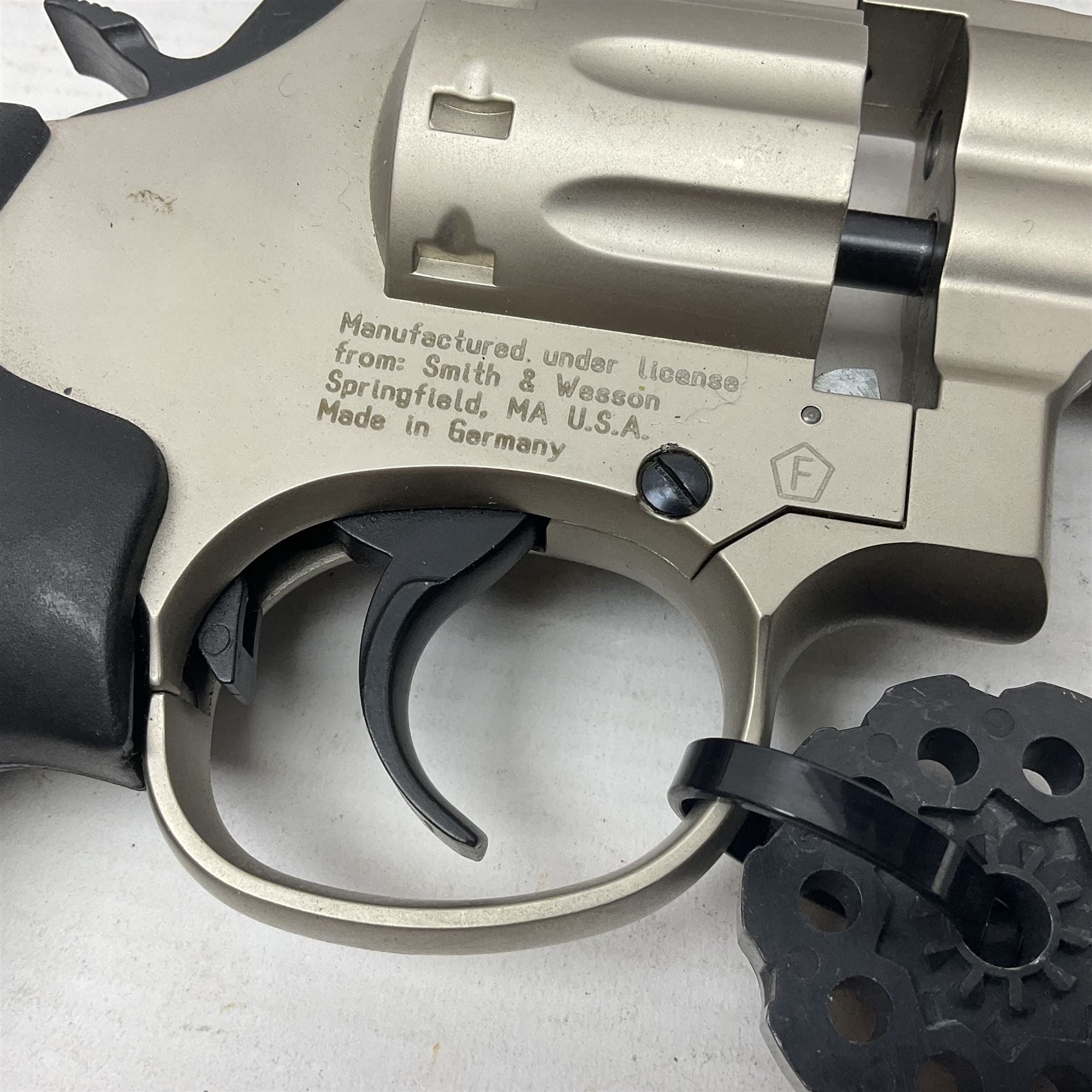 Smith and Wesson Model 686-8 .177 air pistol with satin finish, serial no.S0042397 with circular 10-shot magazine L37.5cm  NB: AGE RESTRICTIONS APPLY TO THE PURCHASE OF AIR WEAPONS.