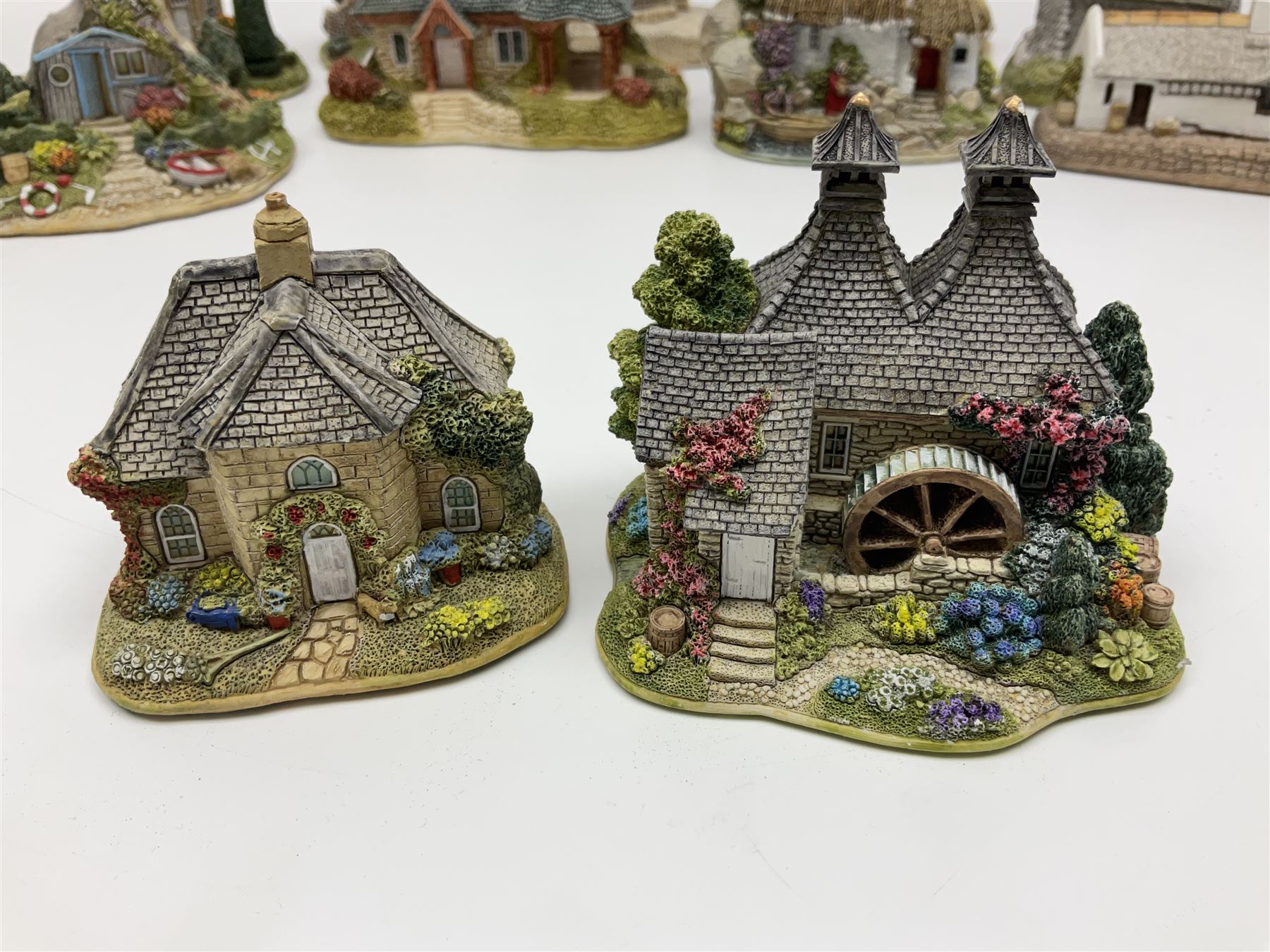 Nineteen Lilliput Lane models from the Scottish Collection