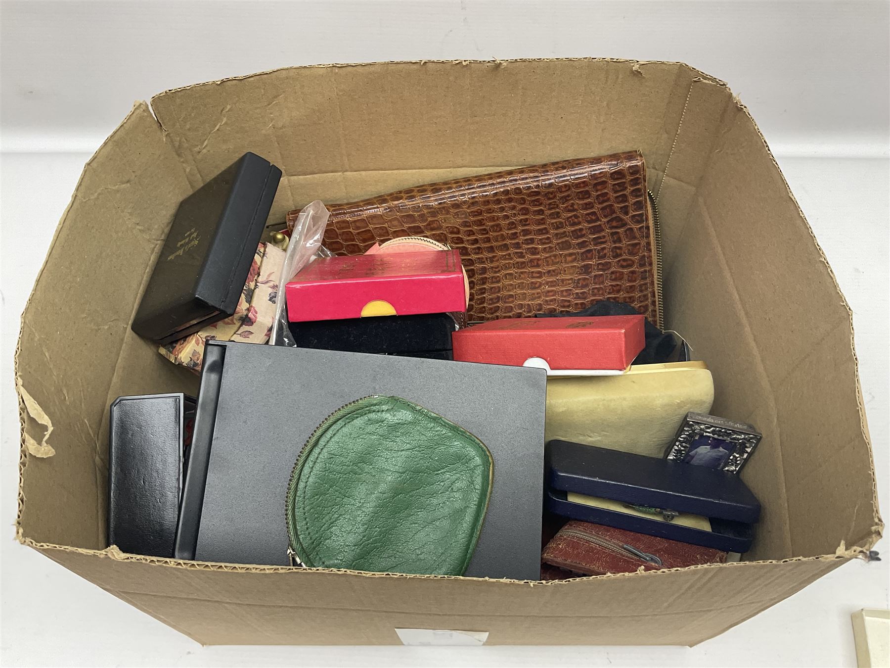 Silver and silver stone set jewellery including earrings and necklaces, collection of costume jewellery and other collectables