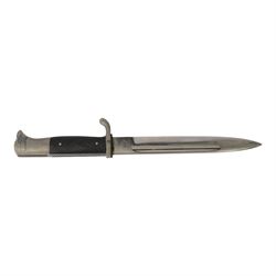 WWII German Third Reich K98 bayonet, with 20cm single edged fullered blade stamped to the ricasso Puma Solingen, with chequered two piece grip in a steel scabbard, overall L35cm