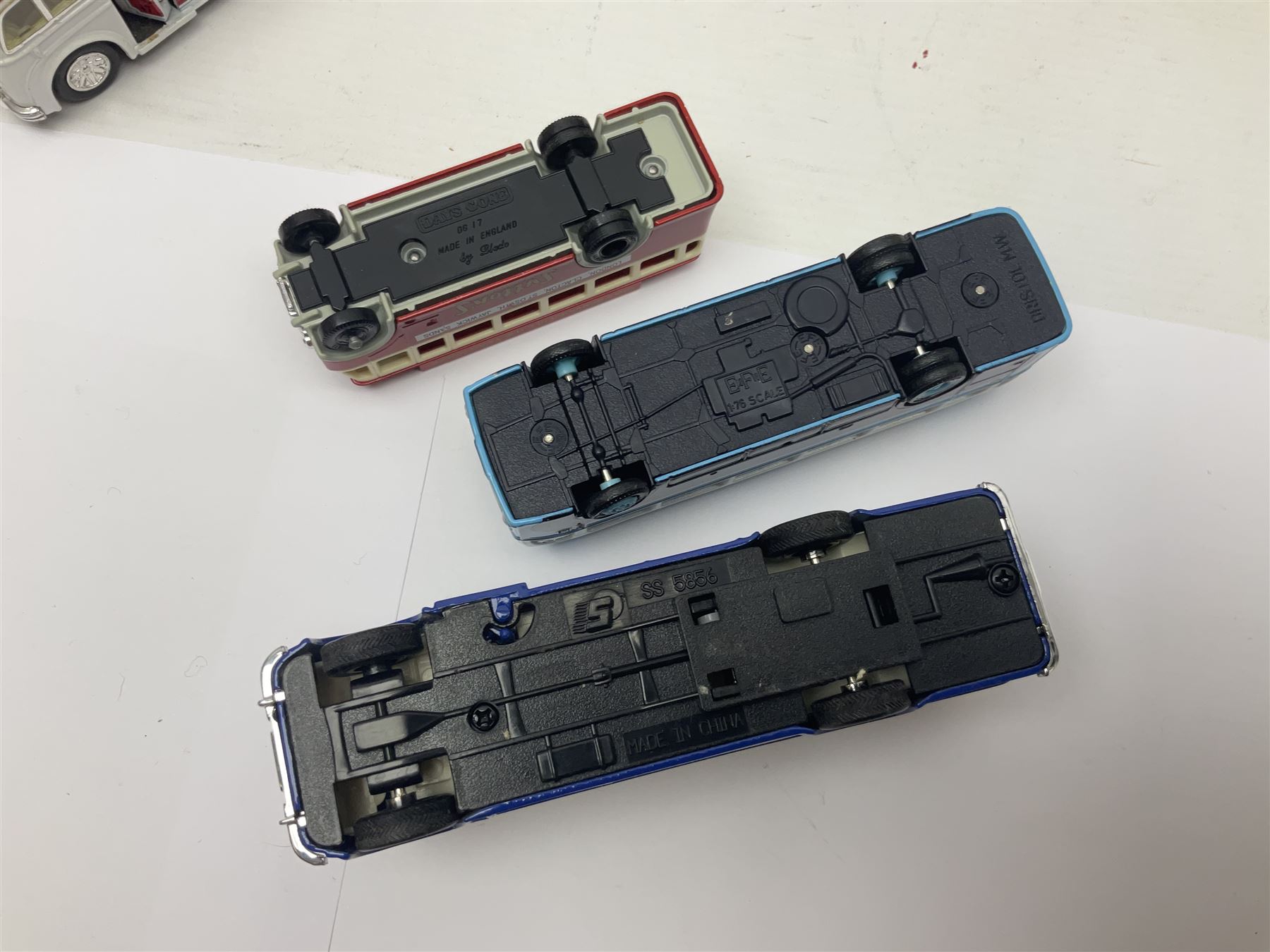 Thirty-one modern die-cast models of buses, coaches and wagons of various scales by EFE, Lledo, Oxford Die-Cast, Atlas etc, to include EFE 15702, 15704 and 15708 boxed; further models are unboxed 