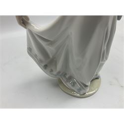 Two Lladro figures, comprising Now & Forever no 7642 and Kiss & Make Up no 5555, largest example H28cm