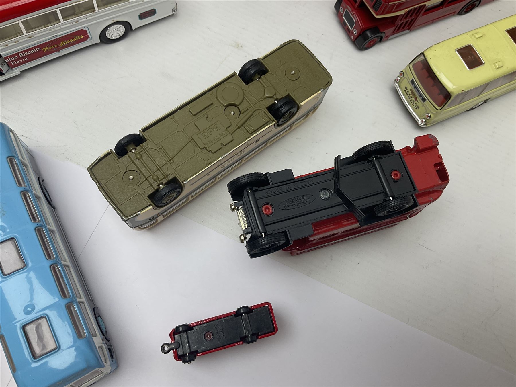 Thirty-one modern die-cast models of buses, coaches and wagons of various scales by EFE, Lledo, Oxford Die-Cast, Atlas etc, to include EFE 15702, 15704 and 15708 boxed; further models are unboxed 