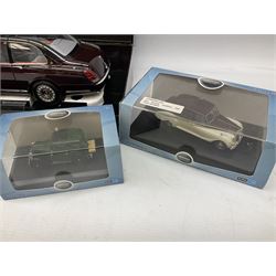 Minichamps 1:18th scale die-cast model of H.M. The Queen Bentley State Limousine in maroon with clear/black roof and grey interior, in display box with inner packaging and slip case, TSM Model 1962 Rolls-Royce Phantom V Sedanca de Ville and four other die-cast models by Oxford etc in display boxes (6)