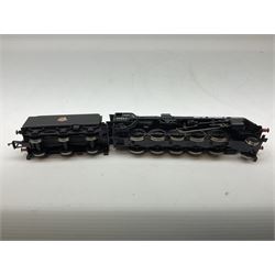 Hornby '00' gauge -Railroad Early BR Class 9F locomotive no. 92027, Class 2P 4-4-0 locomotive no. 40663 and Schools Class 4-4-0 locomotive 'Winchester' no. 30901, all DCC ready (3)