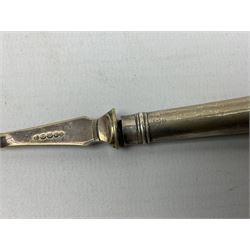 Two hallmarked silver thimbles to include late 20th century example with frog surmount stamped Clive & Clarissa Cooke, London, silver plated fork with hallmarked silver handle, together with a quantity of silver plated and other metal ware