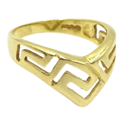 18ct gold key design ring, stamped 750
