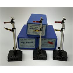 Hornby Dublo - fifteen electric semaphore signals comprising three ED1 Single Arm; two ED2 Double Arm; one ED3 Junction Signal Upper Quadrant; two ES6 Colour Light Signal - Single (Home); and three Colour Light Signal - Junction (Home); all boxed; together with four unboxed electric signals (15)