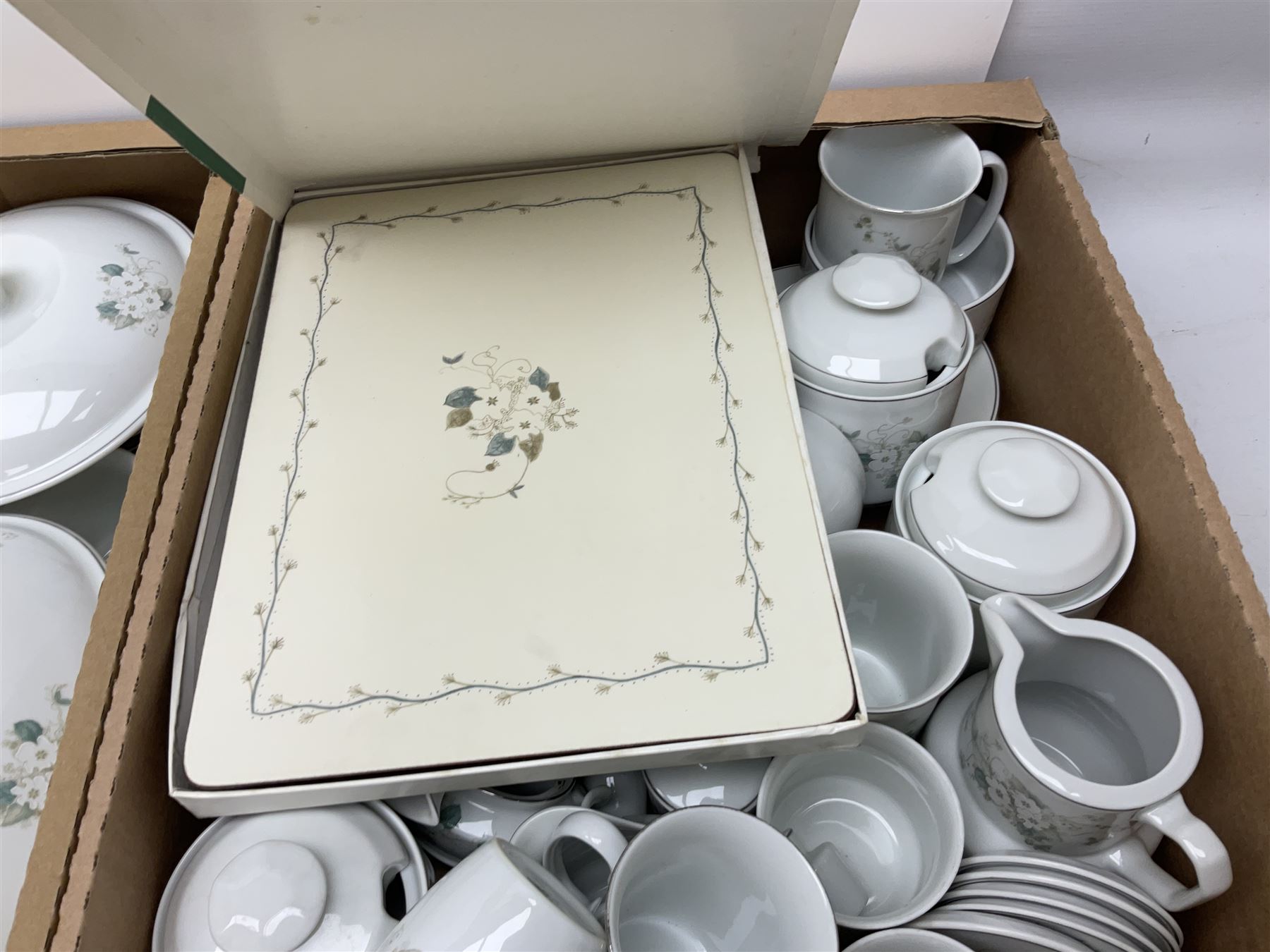 Large quantity of Porcelana Real Brasil White Blossom pattern tea and