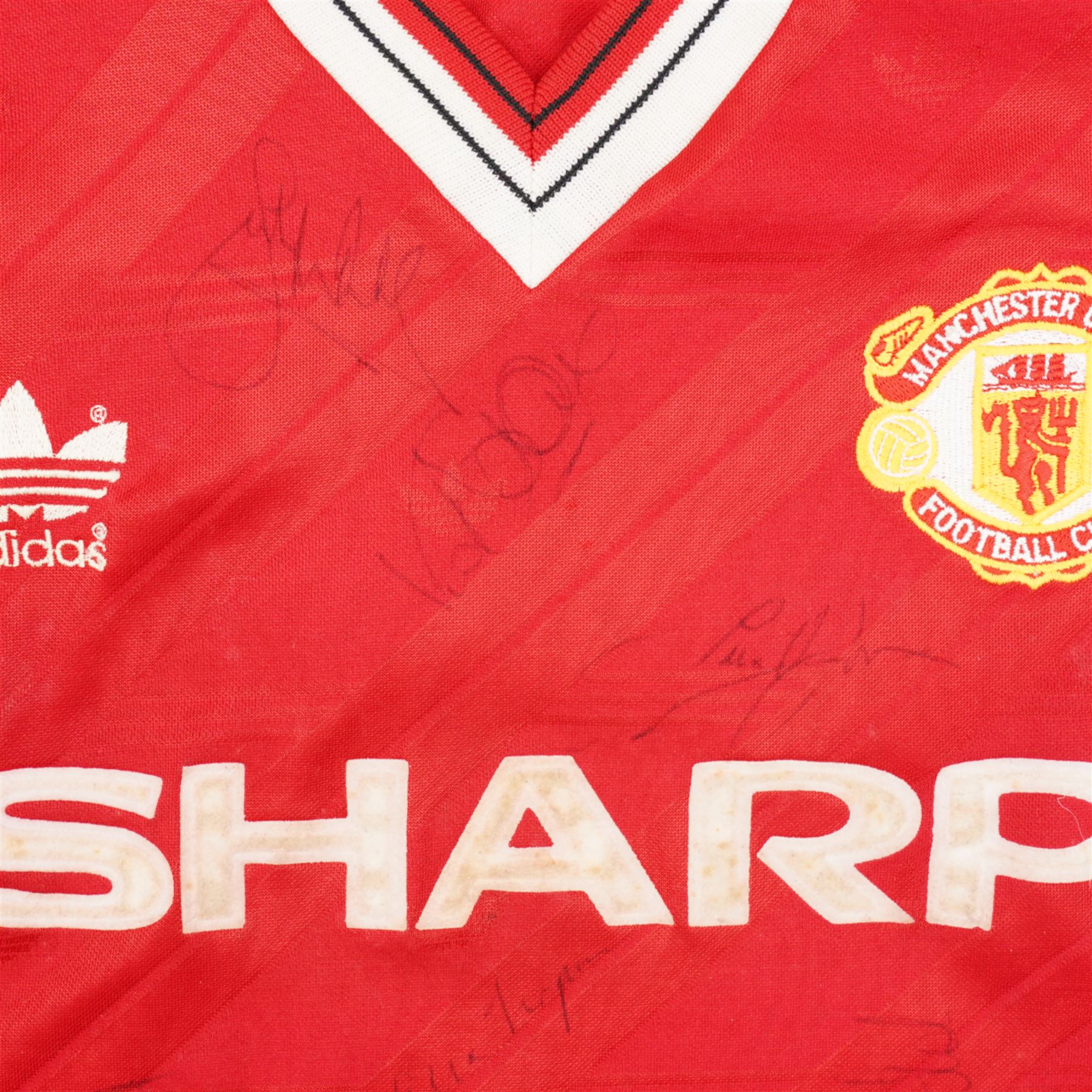 Manchester United 1986 signed football shirt, size large, signatures to include Bryan Robson, Norman Whiteside, Clayton Blackmore, Chris Turner, Mike Duxbury, Remi Moses, Jesper Olsen and others 