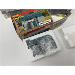 Hornby '00' gauge - thirteen Skaledale trackside buildings/accessories including R8737 Small Gasholder, R9653 Baptist Church, R8542 Holly Farm Workshop, R8534 Signal Box, R8854 Fan Drift, R8525 Holly Farm Stables, R9531 Magna Waiting Room, R8778 Fan House, R8709 Fuel oil Tanks etc; all boxed (13)