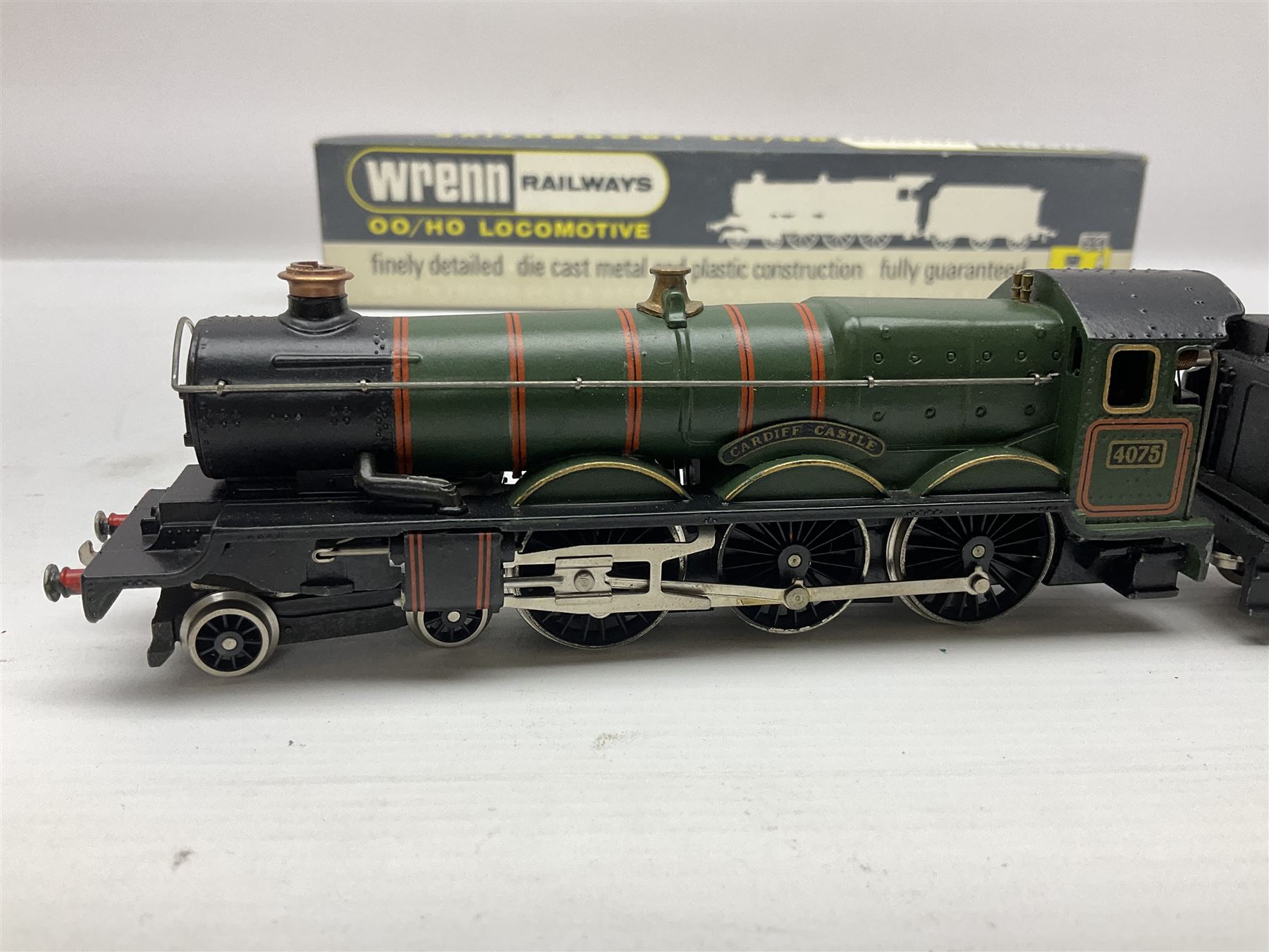 Wrenn '00' gauge - two Castle Class 4-6-0 locomotives - 'Clun Castle' No.7029 (number on buffer beam) in Great Western Green; and 'Cardiff Castle' No.4075 in BR Green; both boxed with instructions (2)