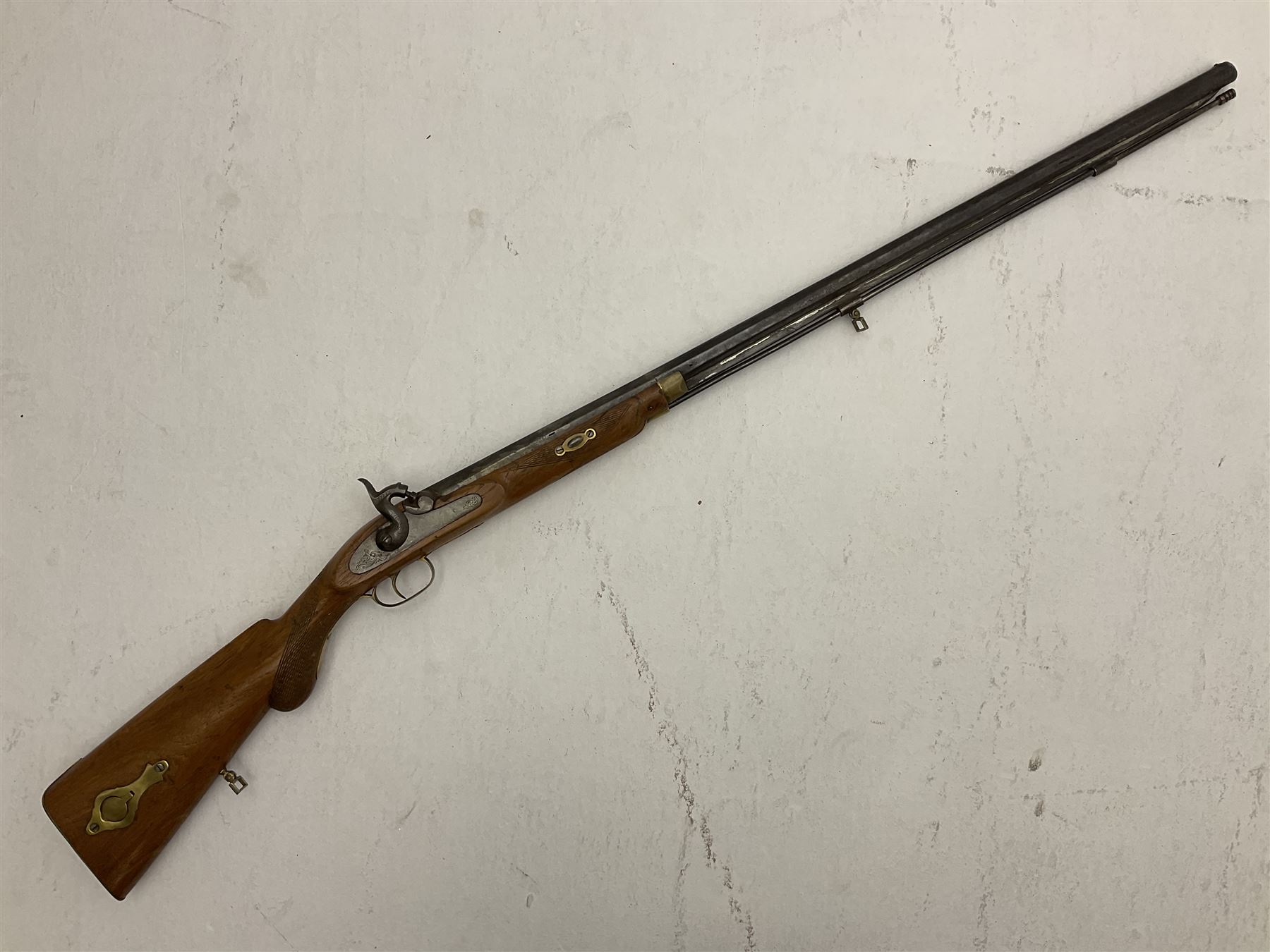 20th century Indian percussion musket, the 81cm octagonal barrel with under rib and ramrod, brass fittings including front and rear swivels, oak half stock with cheek piece and chequered pistol grip stamped 1589 L124.5cm overall