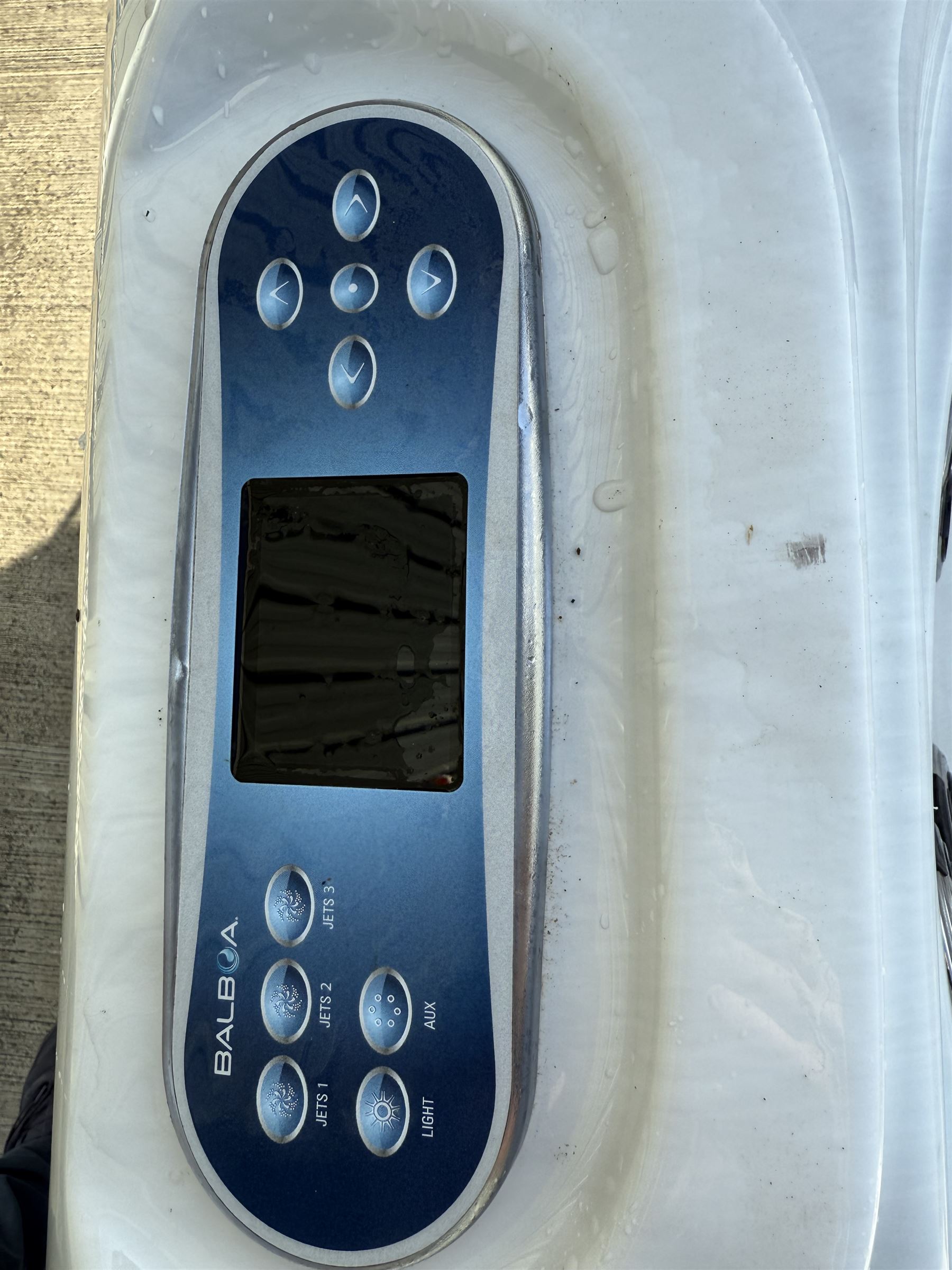 Platinum Spas Santorini 846A 6 person hot tub, with five seats and a lounger,  52 multiple jets, 7.3kw, 32 Amp, with hinged cover in full working order.

https://e.issuu.com/embed.html?backgroundColor=%23000000&d=platinum_brochure_uk_2023_v5_lr&hideIssuuLogo=true&hideShareButton=true&u=superiorwellness