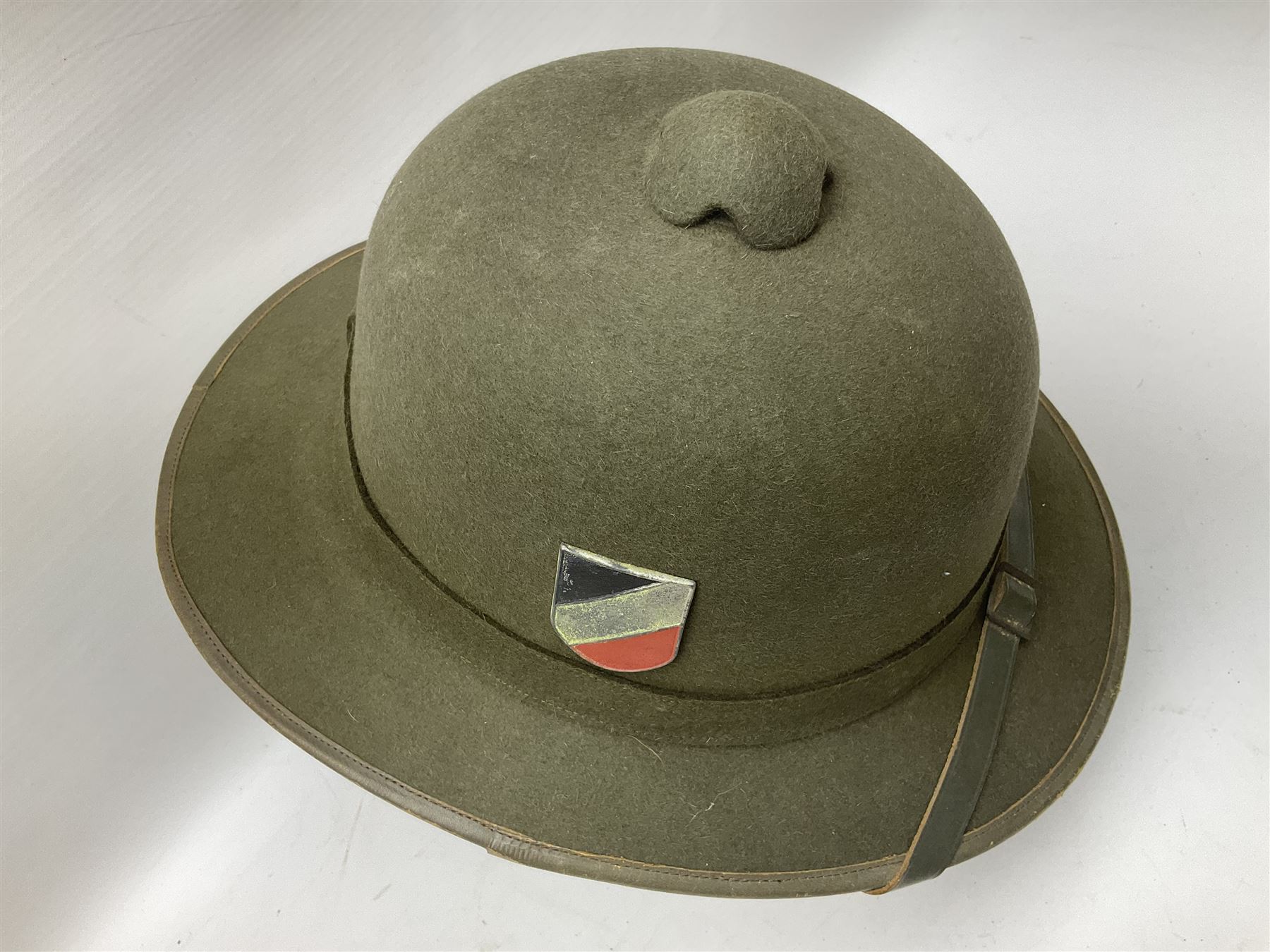 Five reproduction German WW2 hats comprising Wehrmacht olive tropical helmet, Heer officer's peaked cap, two M43 caps and Field side cap (5)