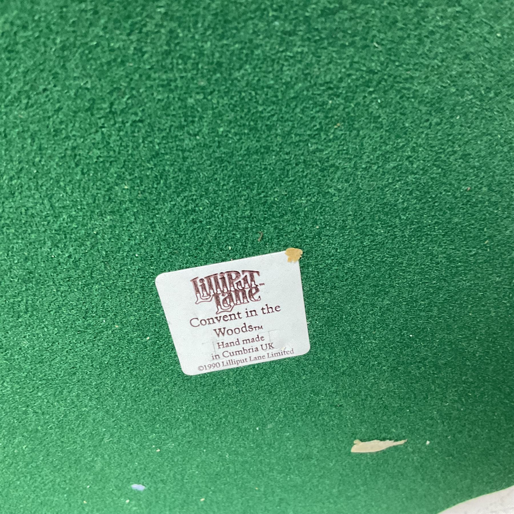 Nineteen Lilliput Lane models, including Dove Tails, Birdlip Bottom, Smallest Inn, Gossip Gate and Beehive Cottage, all with deeds and original boxes (19)