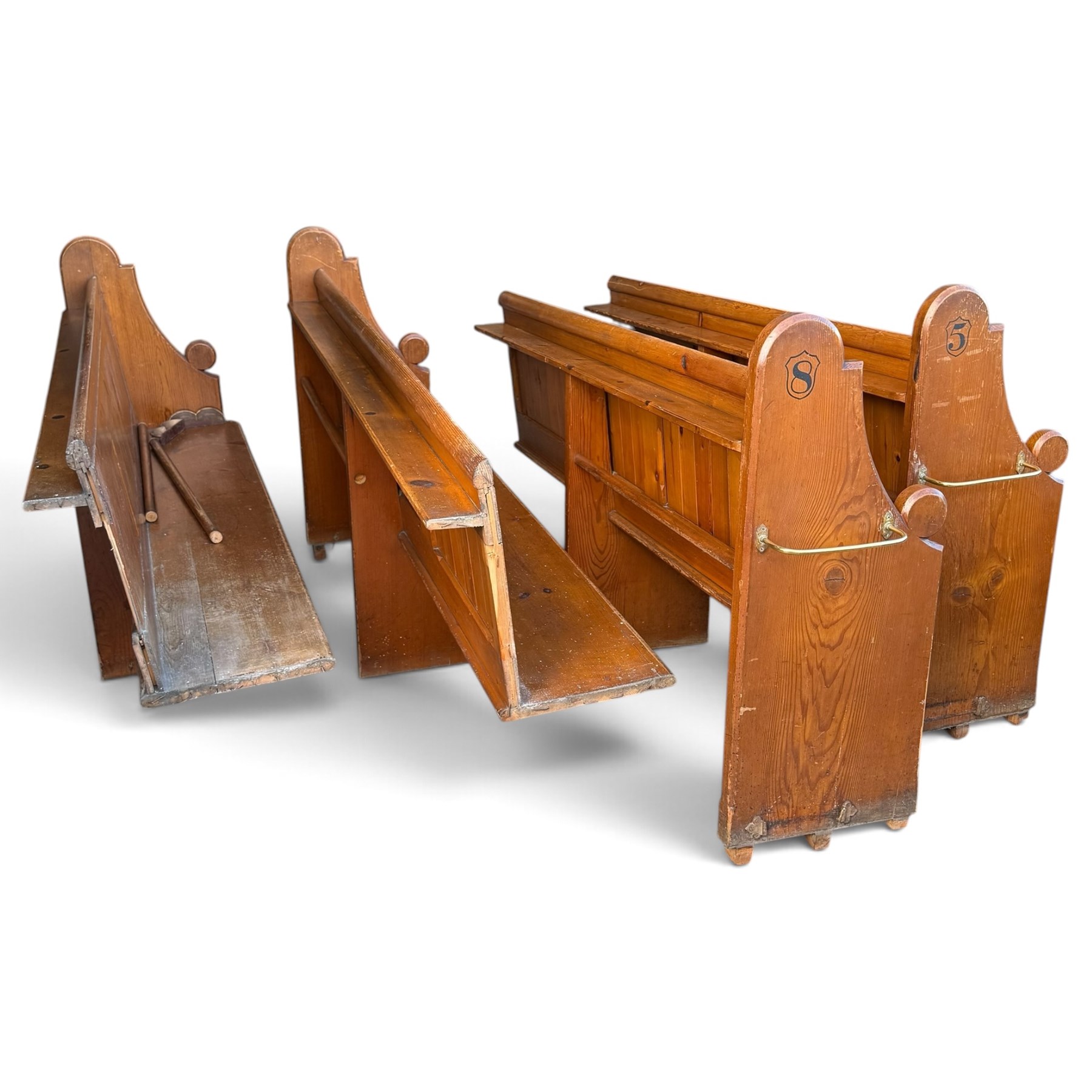 Set of four early 20th century single-ended stained pine ecclesiastical church pews, the shaped end support flanking slatted and panelled back