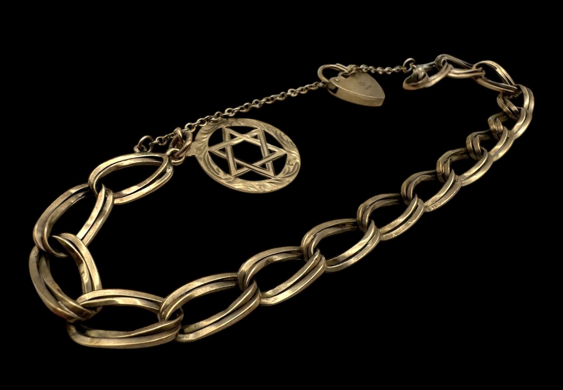 8ct gold bracelet, with 9ct gold heart padlock clasp and a 9ct gold star charm, stamped or hallmarked