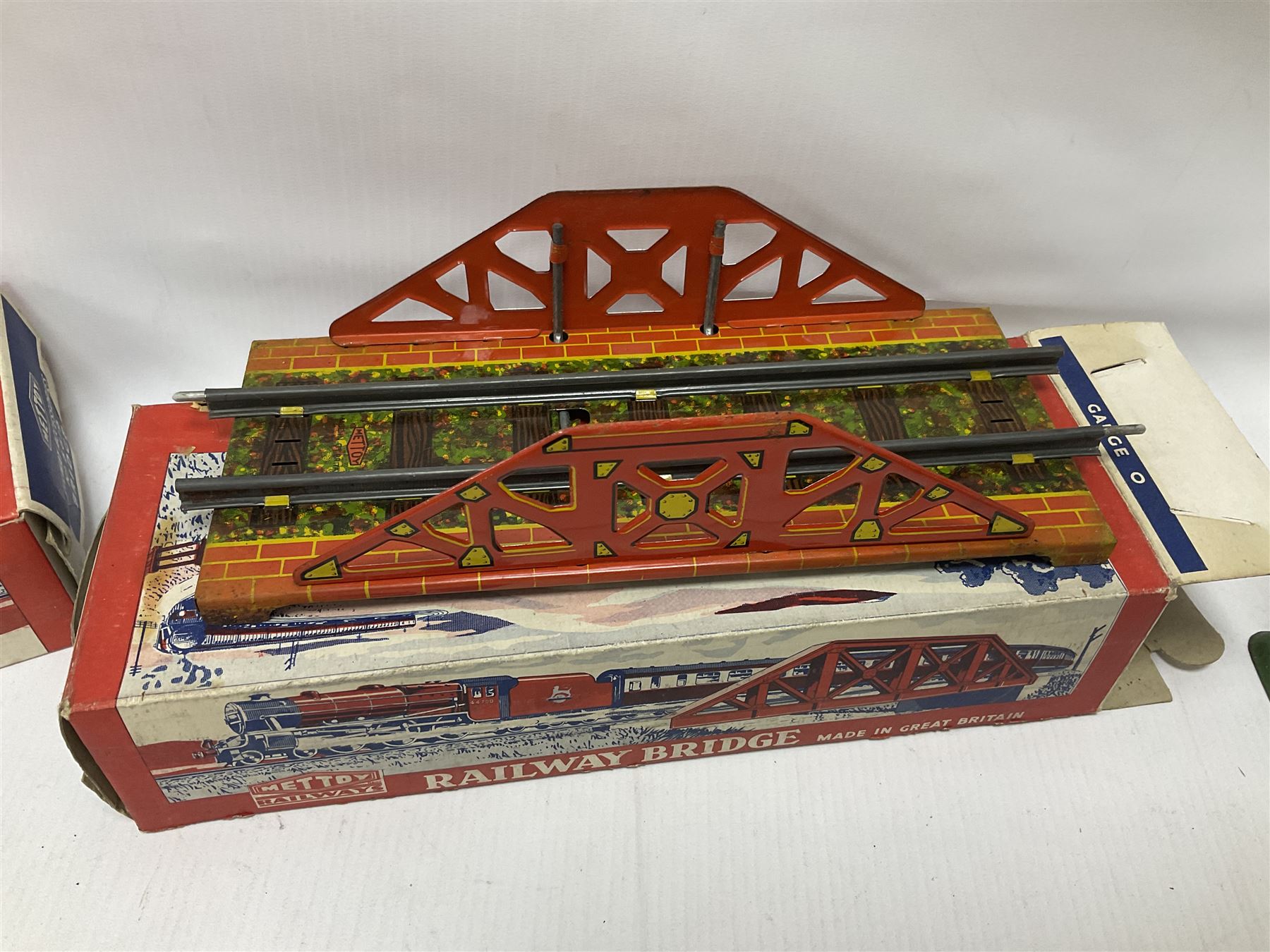 ‘0’ gauge - six boxed Hornby Hachette coaches comprising three Saloon Cars and three Dining Cars in original boxes; three loose ‘SNCF’ cars; three crossings, two Hornby/Meccano railway stations, one bridge and a water tank; two further Mettoy Railways ‘Railway Bridge’ in original boxes (17)