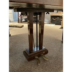 Buelhoff - 20th century German baby grand piano in a mahogany case, with an overstrung cast iron frame, original hammers, dampers, felts, stringing and action, sustain and sostenuto pedals, with an 88 note seven octave keyboard.

This item has been registered for sale under Section 10 of the APHA Ivory Act.