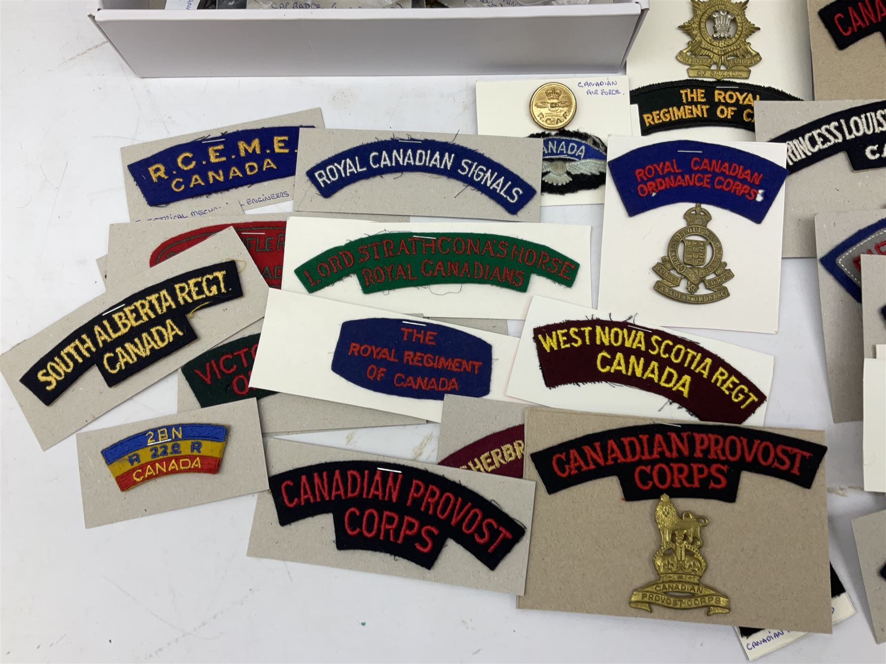 Canadian metal and cloth badges, including Princess Patricias Canadian Light Infantry, Ontario Regiment, 29th Waterloo Regiment, Grenadier Guards, Logistics, Combined Services, Saskatchewan Dragoons, Irish Regiment of Canada, Sakatoon Light Infantry etc