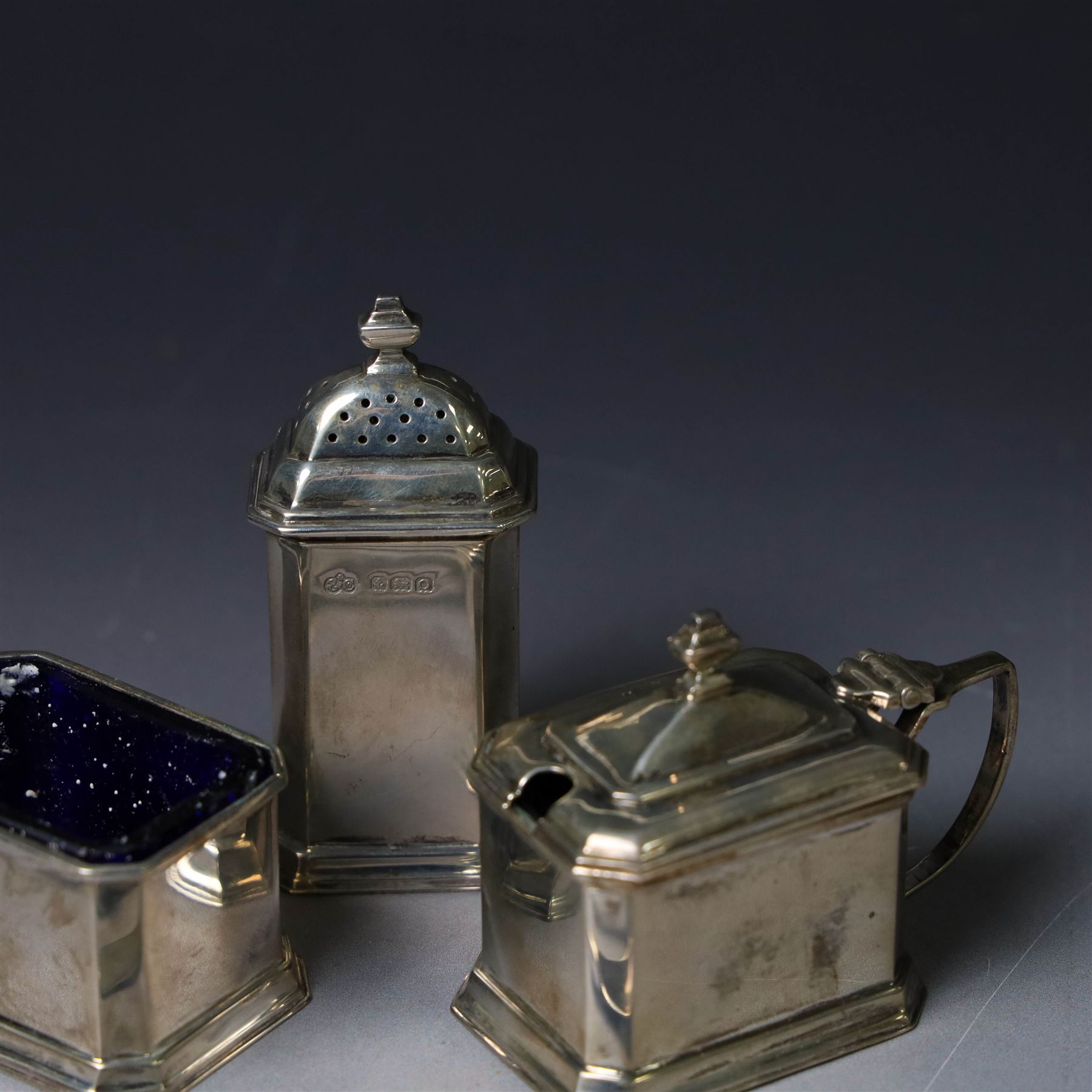 1930s silver three piece cruet set, comprising pepper shaker, open salt and mustard pot, with two matched silver spoons, together with a set of 1930s silver teaspoons, all cased and hallmarked