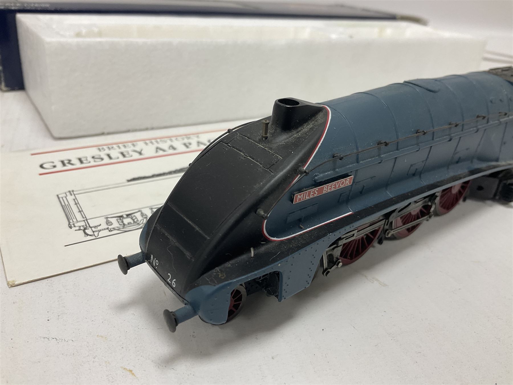 Bachmann ‘00’ gauge - 31551 Gresley Class V2 2-6-2 ‘Green Arrow’ locomotive no.60800 in BR black; 31954 Gresley Class A4 4-6-2 ‘Nigel Gresley’ locomotive no.60007 in BR blue; 31959 Gresley Class A4 Pacific 4-6-2 ‘Miles Beevor’ locomotive no.26 in LNER garter blue; in original boxes (3) 