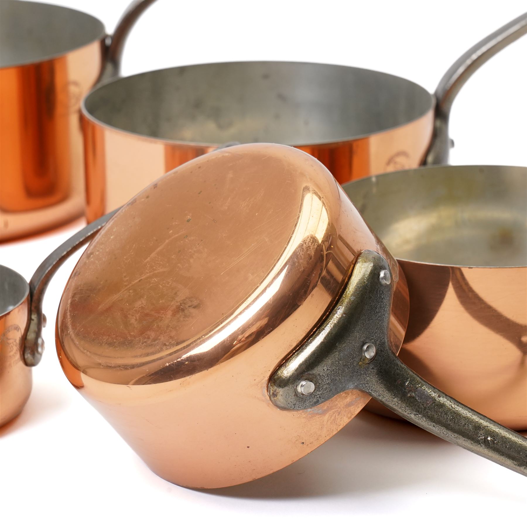 Set of five French copper graduating saucepans with iron handles, stamped Les Cuivres de Faucoeney, max D18cm