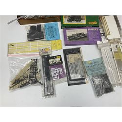 '00' gauge layout accessories - Langley Miniatures Footbridge kit, wagon kits by Nu-Cast, Colin Ashby, Slaters etc, layout chippings, fencing, sprues of figures and accessories, switches and motors, Peco Lectrics, name plates, transfers etc; most boxed or packaged