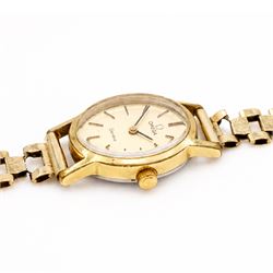 Omega ladies gold-plated manual wind wristwatch, gilt dial with baton hour markers, on 9ct gold bracelet, London 1976