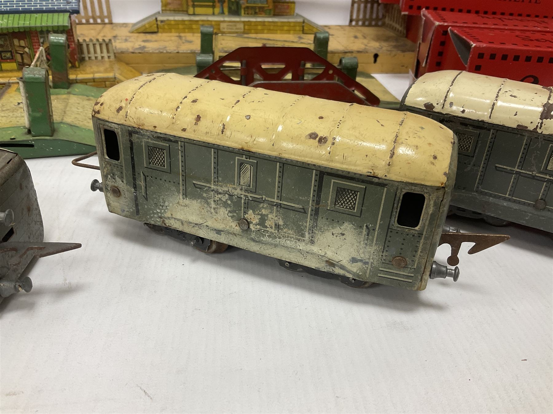 ‘0’ gauge - six boxed Hornby Hachette coaches comprising three Saloon Cars and three Dining Cars in original boxes; three loose ‘SNCF’ cars; three crossings, two Hornby/Meccano railway stations, one bridge and a water tank; two further Mettoy Railways ‘Railway Bridge’ in original boxes (17)