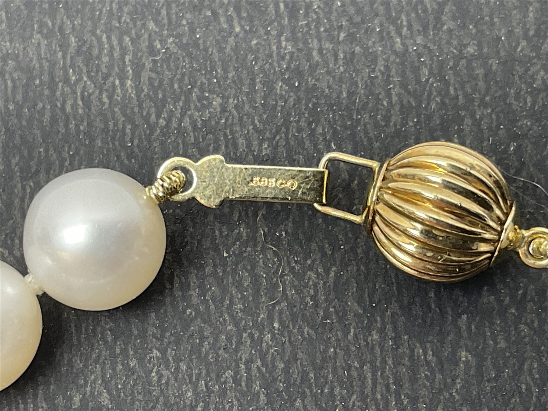 Fresh water pearl bracelet, with 14ct gold clasp, stamps 585