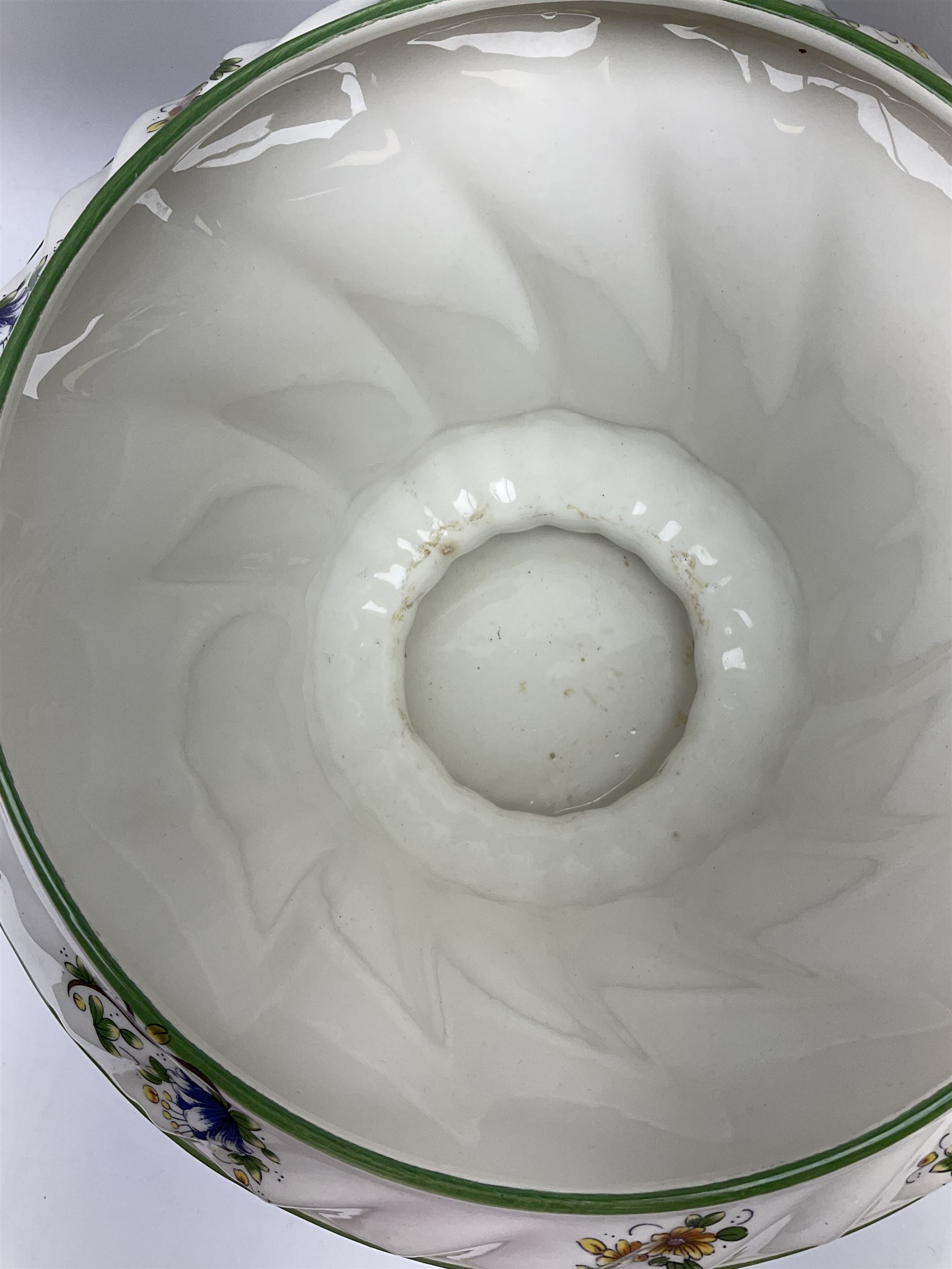 Capodimonte planter on stand with floral decoration, plater H26.5cm D25cm, stand 69cm. 