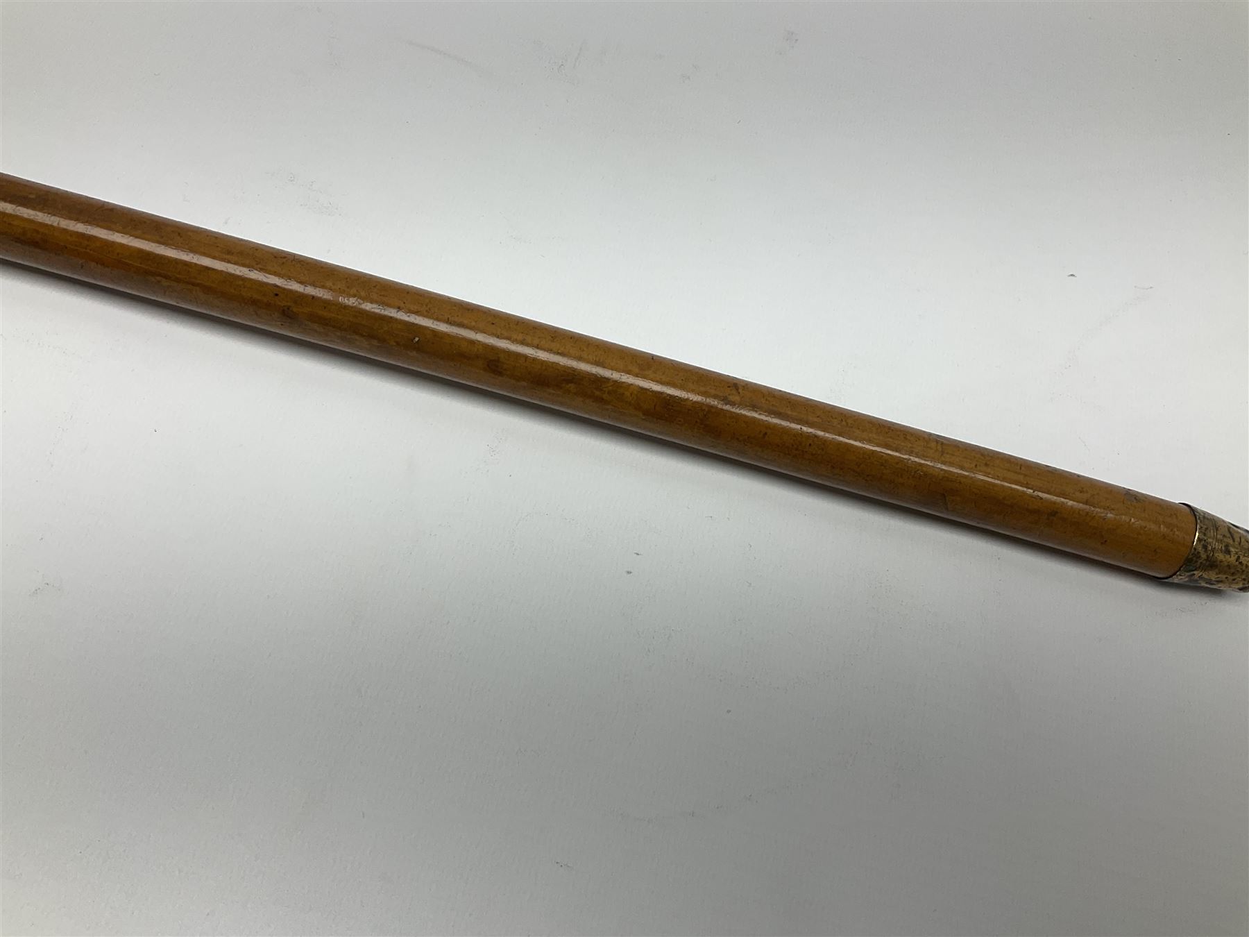 20th century walking cane, the carved wooden handle modelled as the head of a boxer dog with inset glass eyes and articulated and sprung jaw, upon a tapering Malacca shaft, L86.5cm