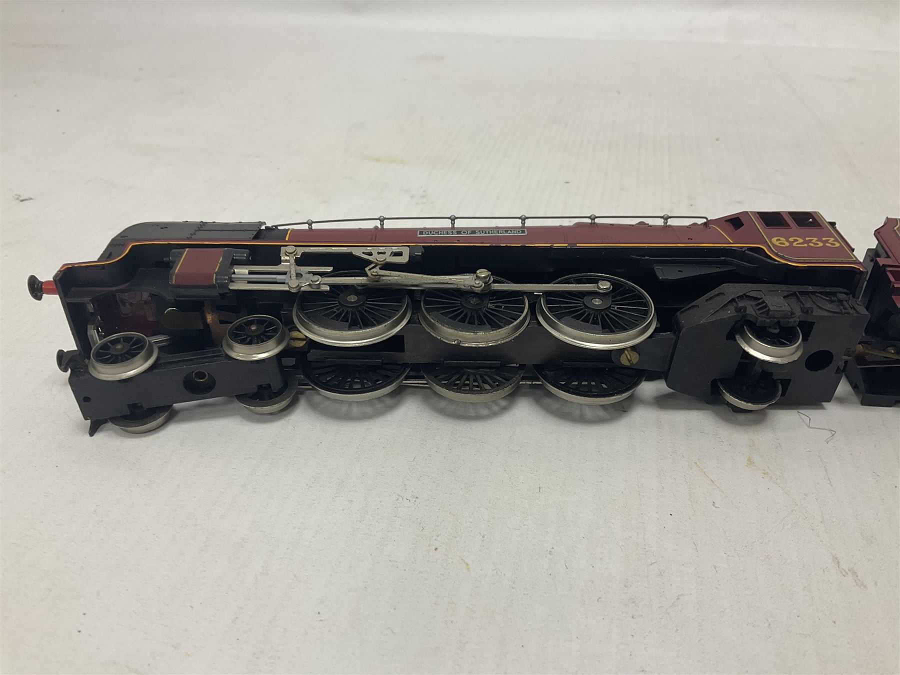 Hornby ‘00’ gauge - four steam locomotives comprising Britannia Class ‘Britannia’ 4-6-2 no.70000 in BR green; Britannia Class ‘Oliver Cromwell’ 4-6-2 no.70013 in BR green; Princess Class 4-6-2 no.6201 in LMS crimson; Coronation Class ‘Duchess of Sutherland’ 4-6-2 no.6233 in LMS crimson; one further tender (5) 